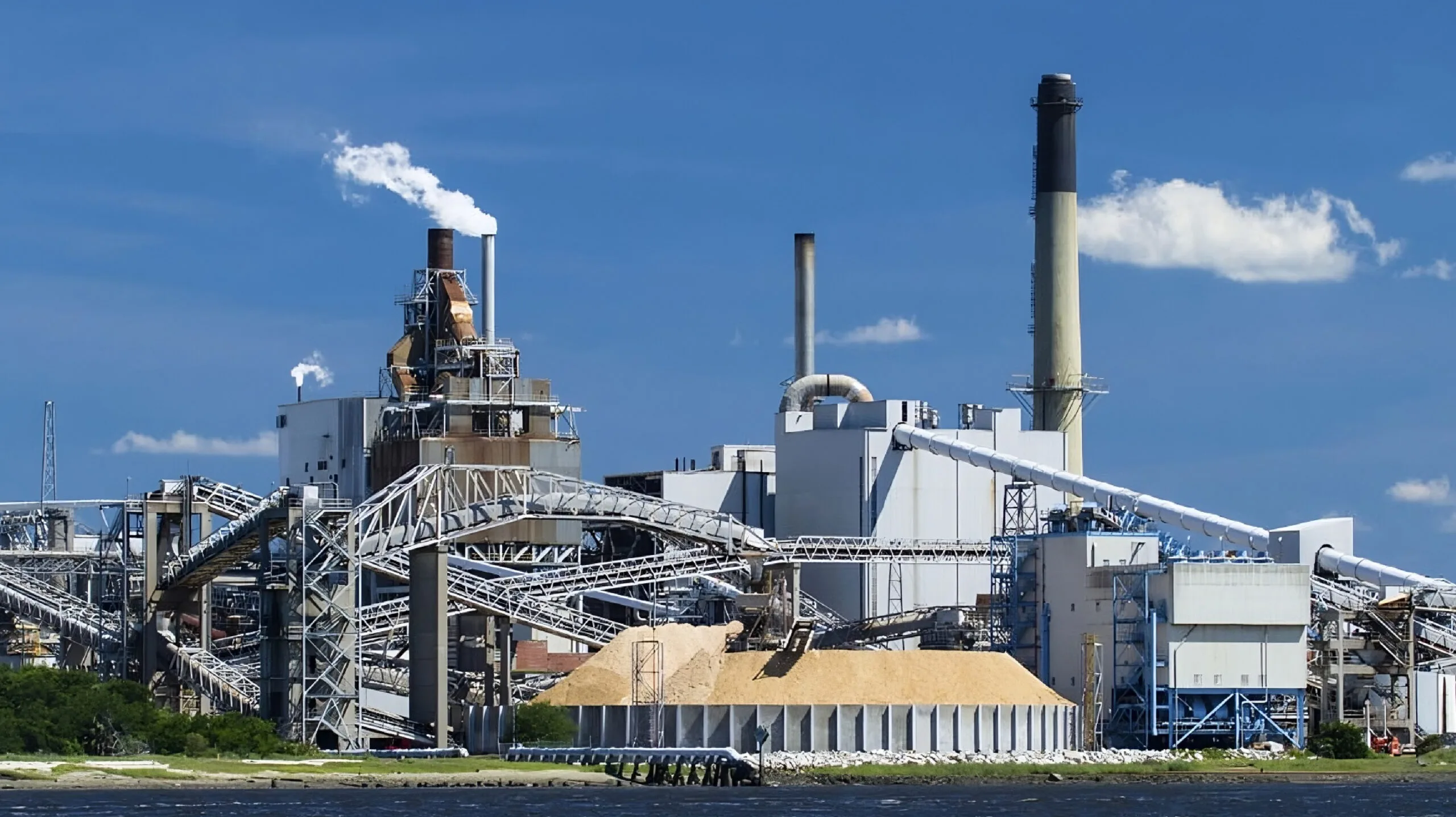 Tratamiento de cargas tóxicas en una planta de celulosa y papel